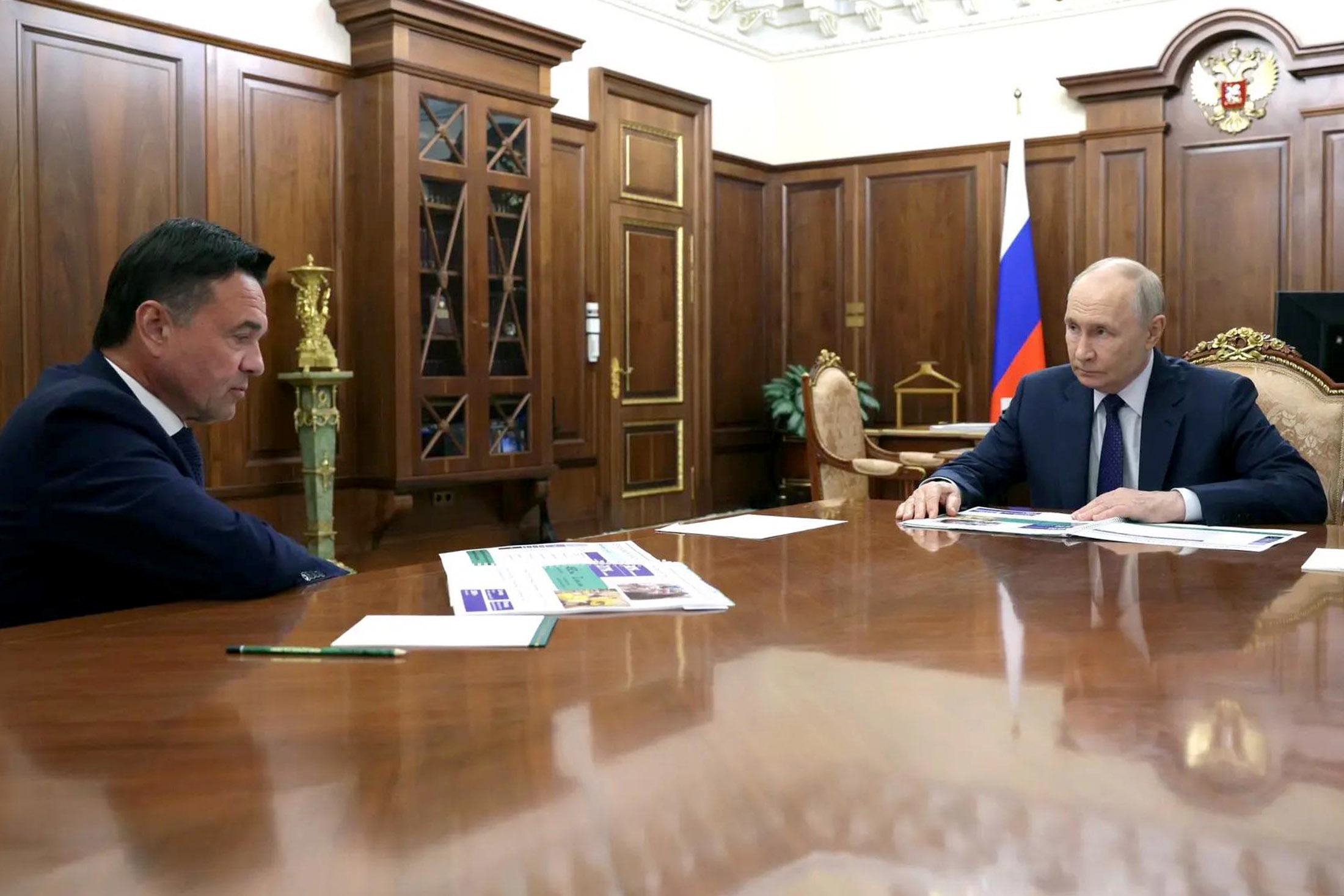 Владимир Путин и губернатор Московской области Андрей Воробьев (слева) во время встречи. Владимир Путин и губернатор Московской области Андрей Воробьев (слева) во время встречи.