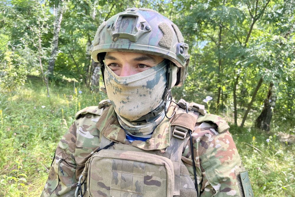 В балаклаве не видно лица, но видно глаза. У Аякса они спокойные - такие бывают у людей, которые знают, за что воюют. В балаклаве не видно лица, но видно глаза. У Аякса они спокойные - такие бывают у людей, которые знают, за что воюют.
