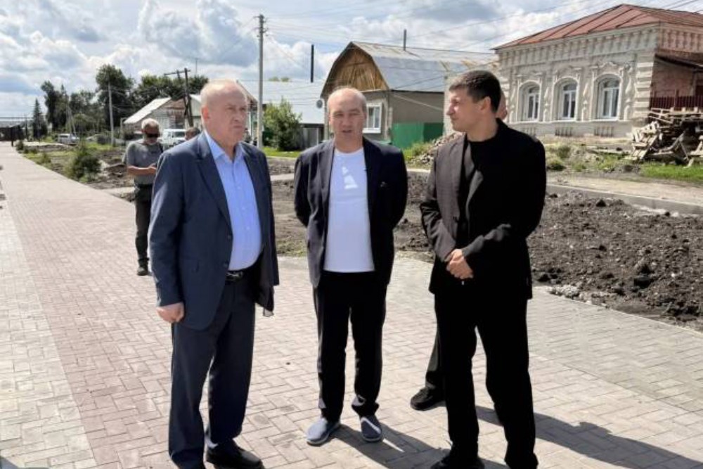 В рабочем поселке Сурское Валерий Малышев ознакомился с ходом капитального ремонта первого этажа местной средней школы