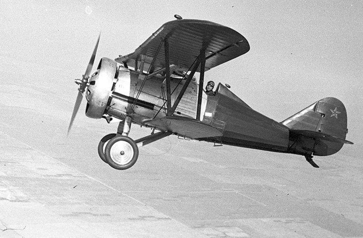 Советский истребитель И-15, созданный в 1933 году в конструкторском бюро Николая Поликарпова. 