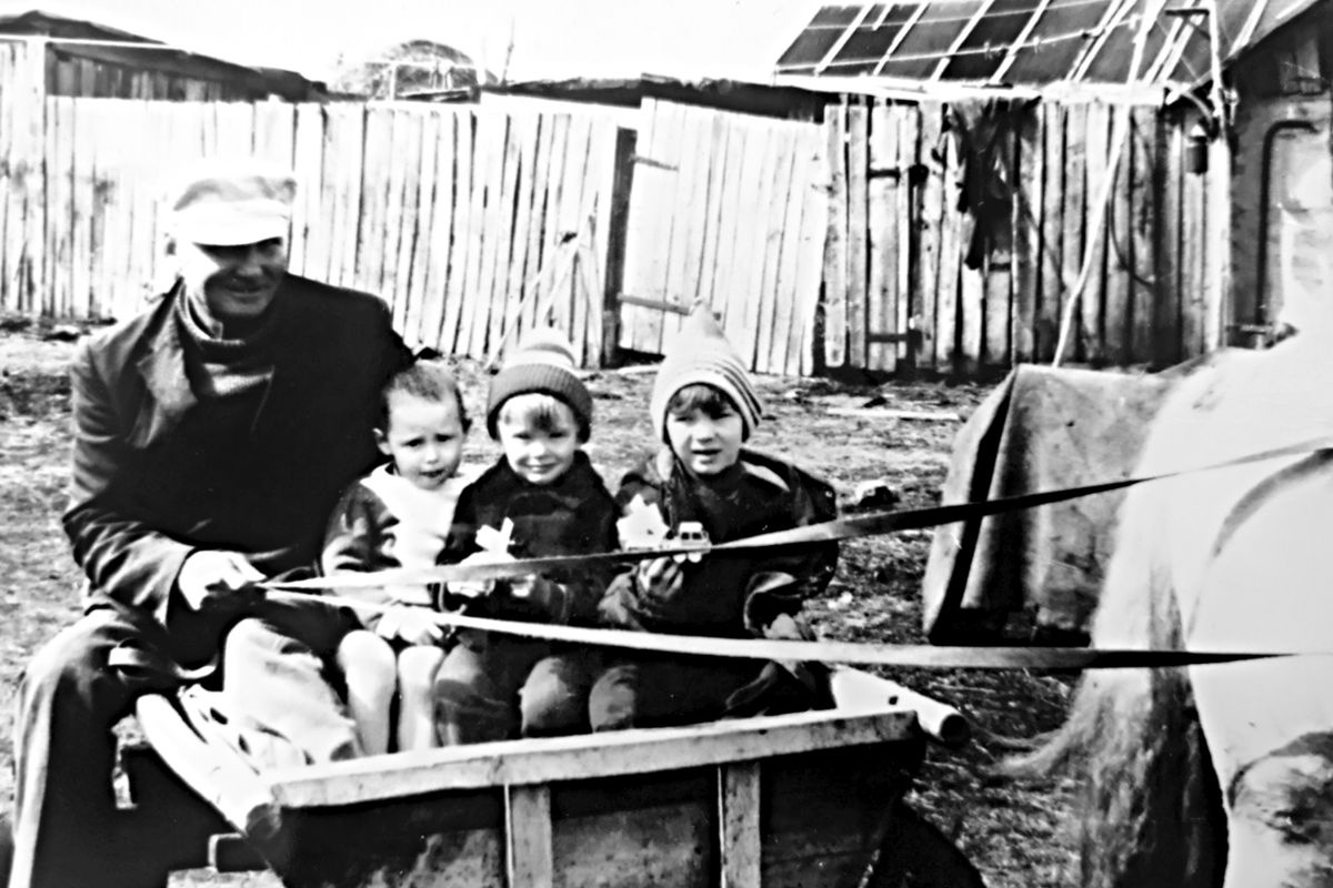 Дедушка Митя и полная телега внуков (меня там нет), от Гнедко только хвост. Дедушка Митя и полная телега внуков (меня там нет), от Гнедко только хвост.