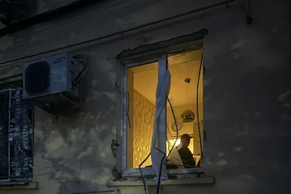 На первом этаже в многоэтажке Астрахани на площади Ленина взорвался самогонный аппарат.