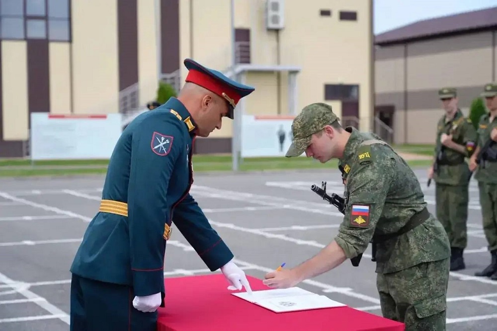 Первые выпускники военного центра при Ингушском госуниверситете приняли присягу во Владикавказе