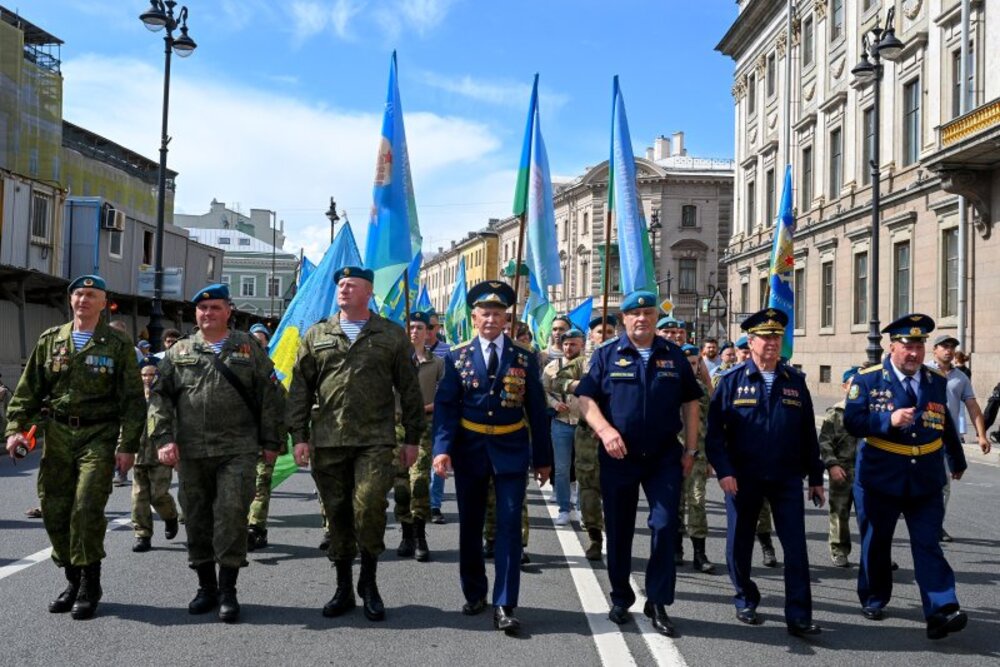 Ветераны ВДВ в свой праздник по традиции собираются в центре Петербурга.