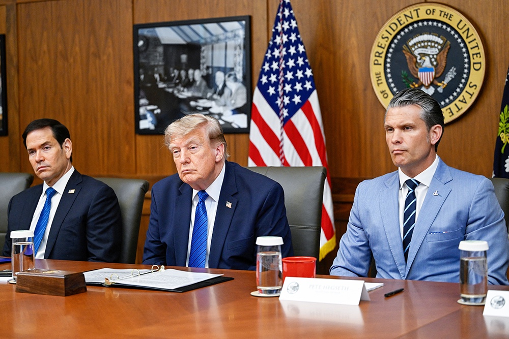 Президент США Дональд Трамп, госсекретарь Марко Рубио (слева) и шеф Пентагона Пит Хегсет (справа). Президент США Дональд Трамп, госсекретарь Марко Рубио (слева) и шеф Пентагона Пит Хегсет (справа).
