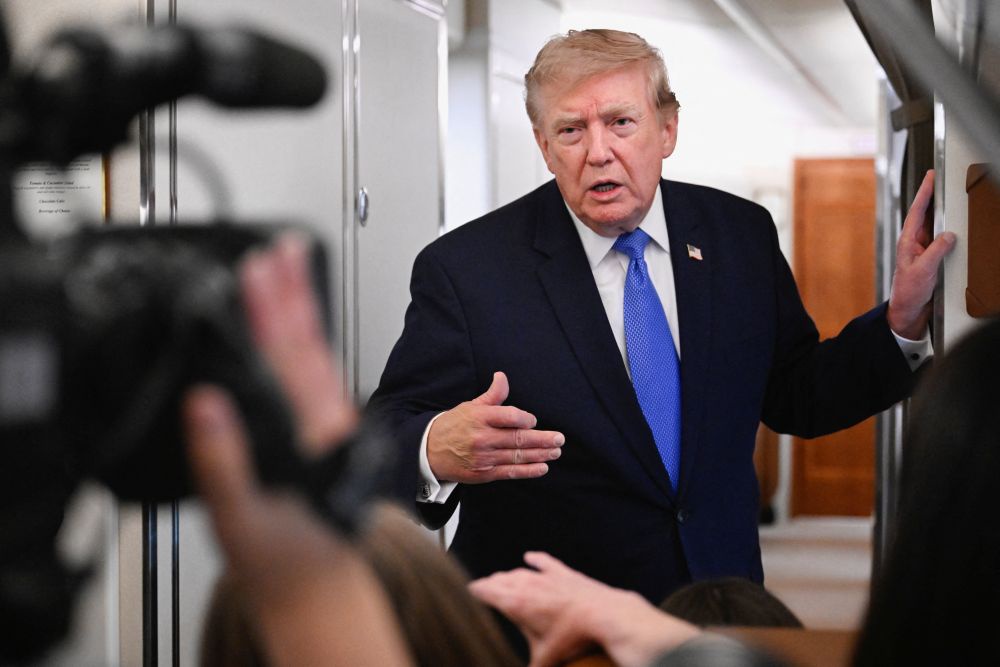 Президент США Дональд Трамп общается с журналистами на борту президентского самолета Air Force One Президент США Дональд Трамп общается с журналистами на борту президентского самолета Air Force One