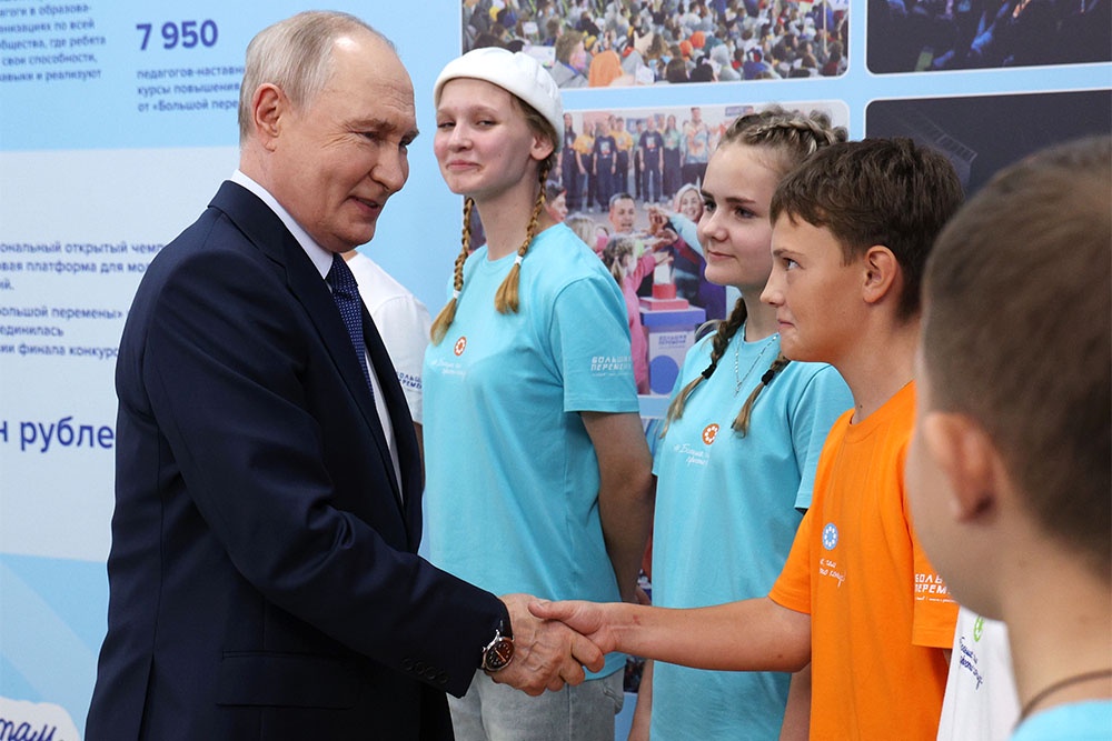 Владимир Путин пожелал финалистам "Большой перемены" успехов в будущем.
