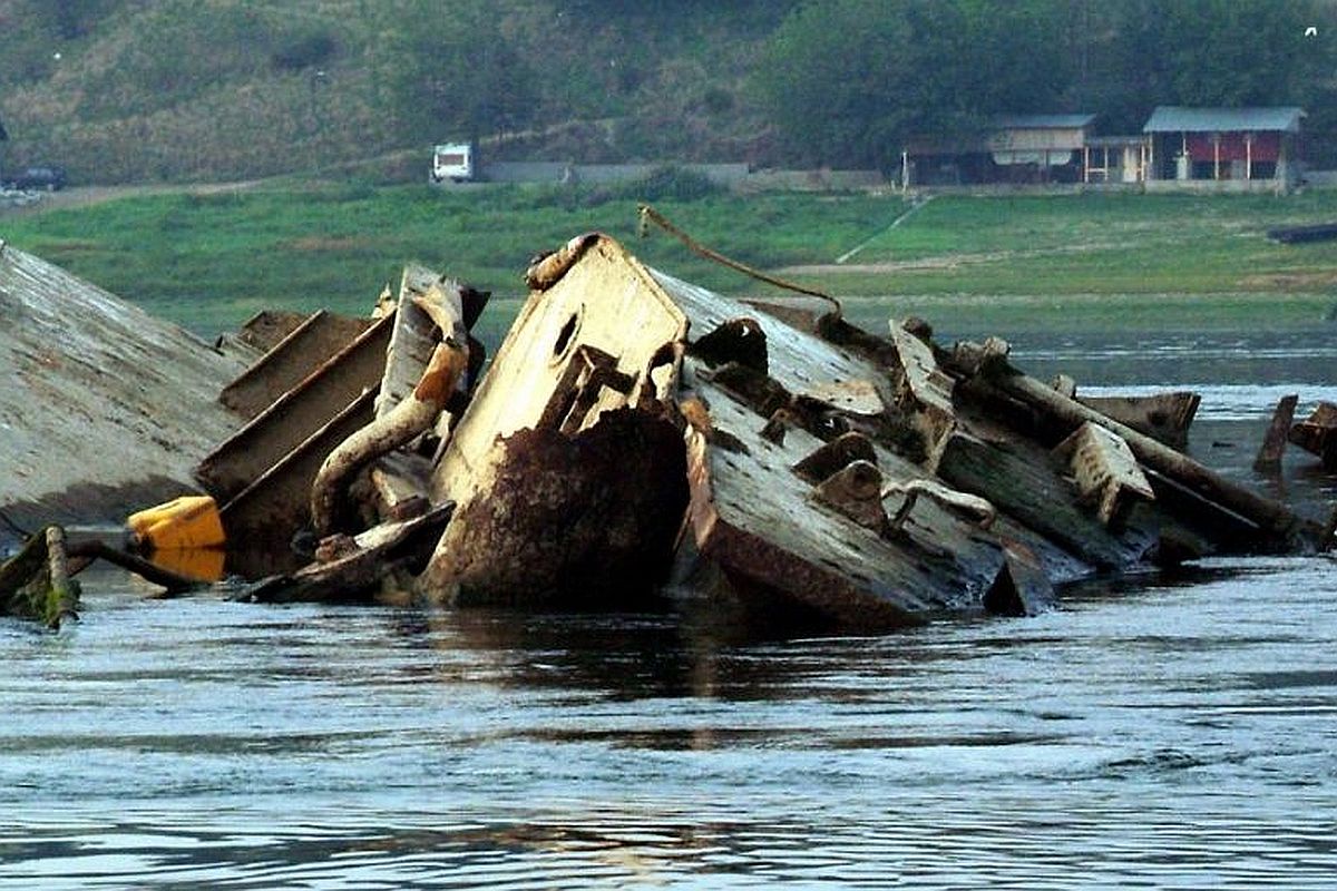Из-за аномальной жары в районе сербского порта Прахово на Дунае видны корабли нацистской флотилии.