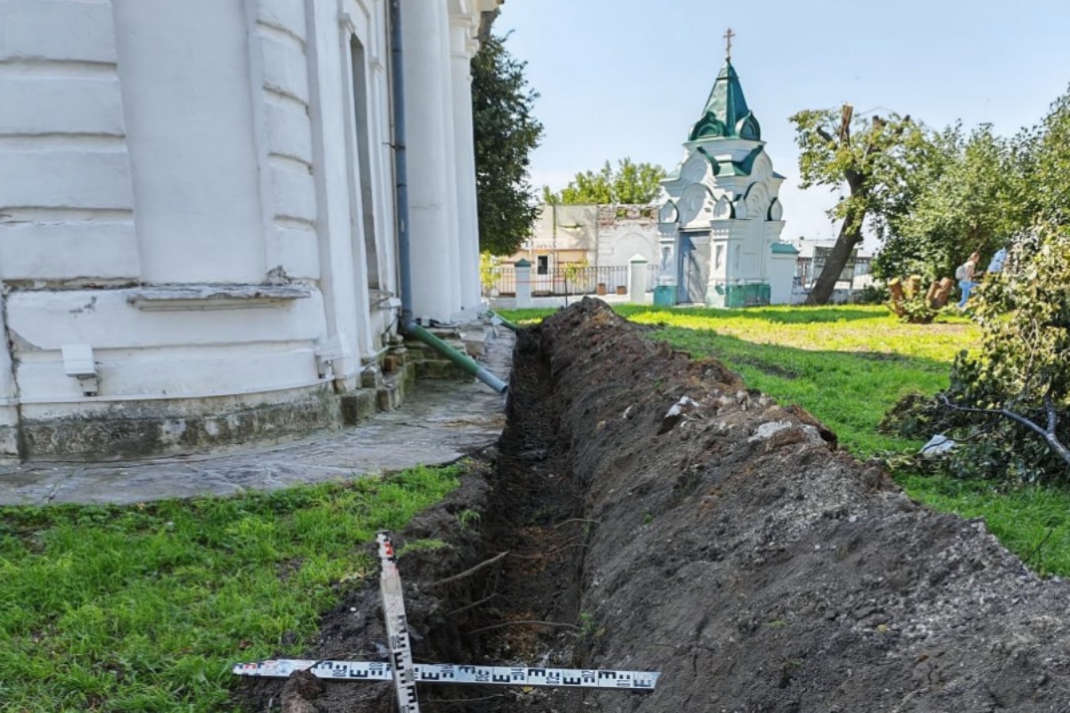 Несанкционированный раскоп возле Троицкой церкви.