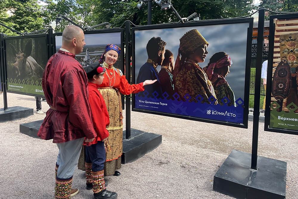 Фотовыставка на Гоголевском бульваре в Москве проходит в рамках проекта "КомиЛето"