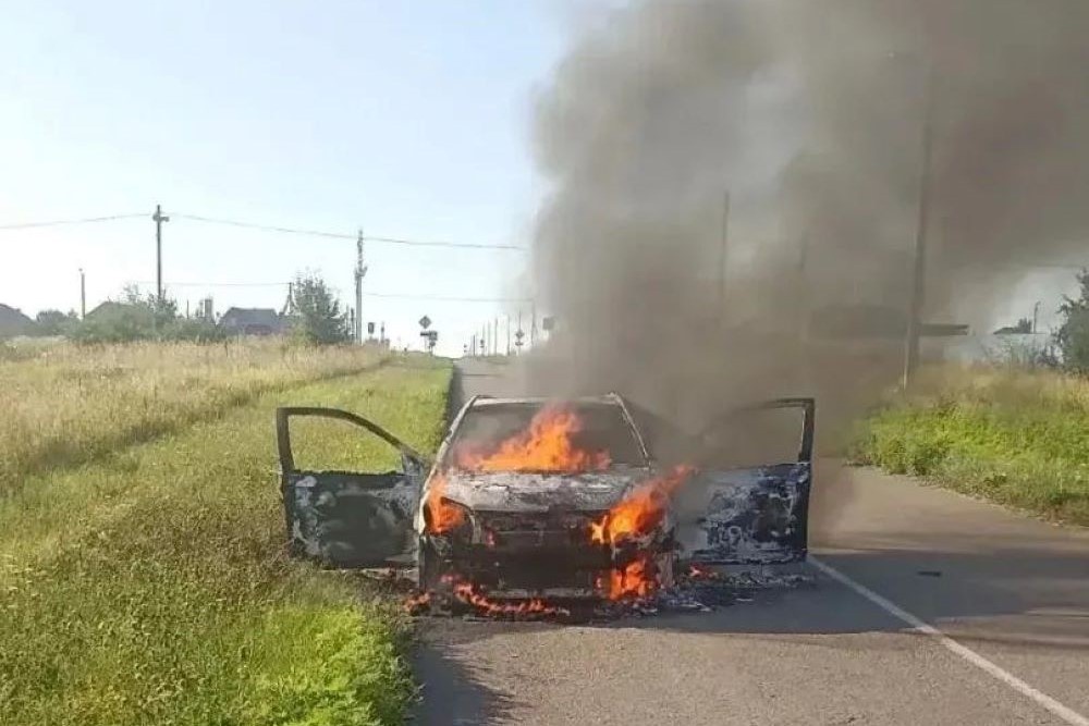 После удара дрона автомобиль сгорел. Находившиеся в нем мужчина и женщина госпитализированы. После удара дрона автомобиль сгорел. Находившиеся в нем мужчина и женщина госпитализированы.