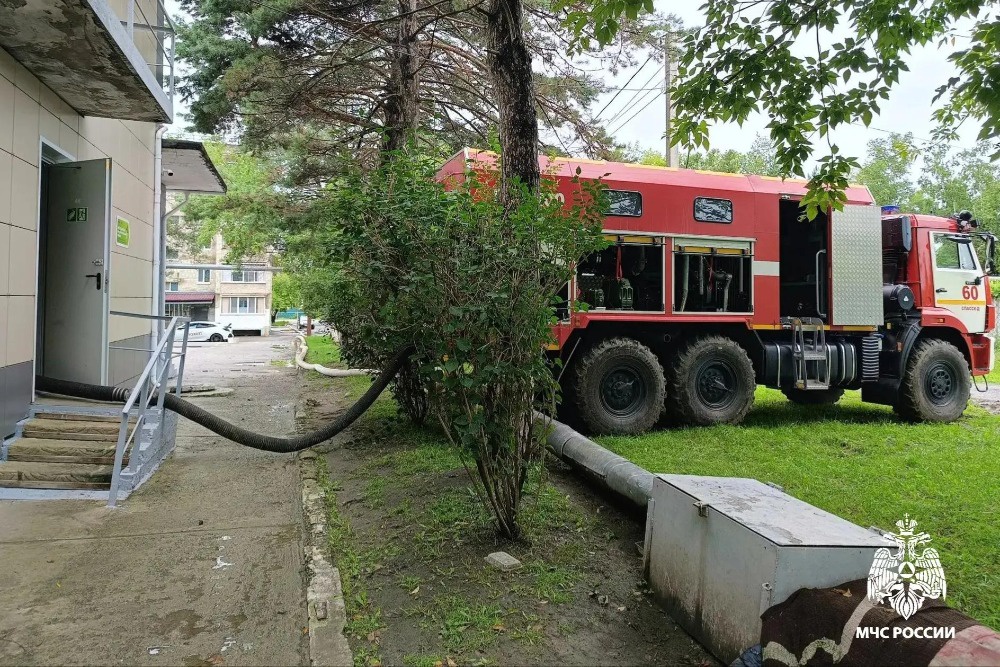 В Спасске-Дальнем спасатели откачивают воду из подвалов