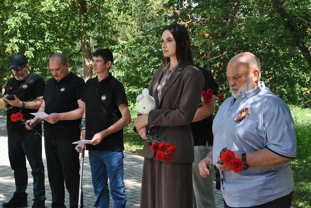 В Донецкой Народной Республике только по официальным данным более 250 погибших детей и более тысячи получили ранения.