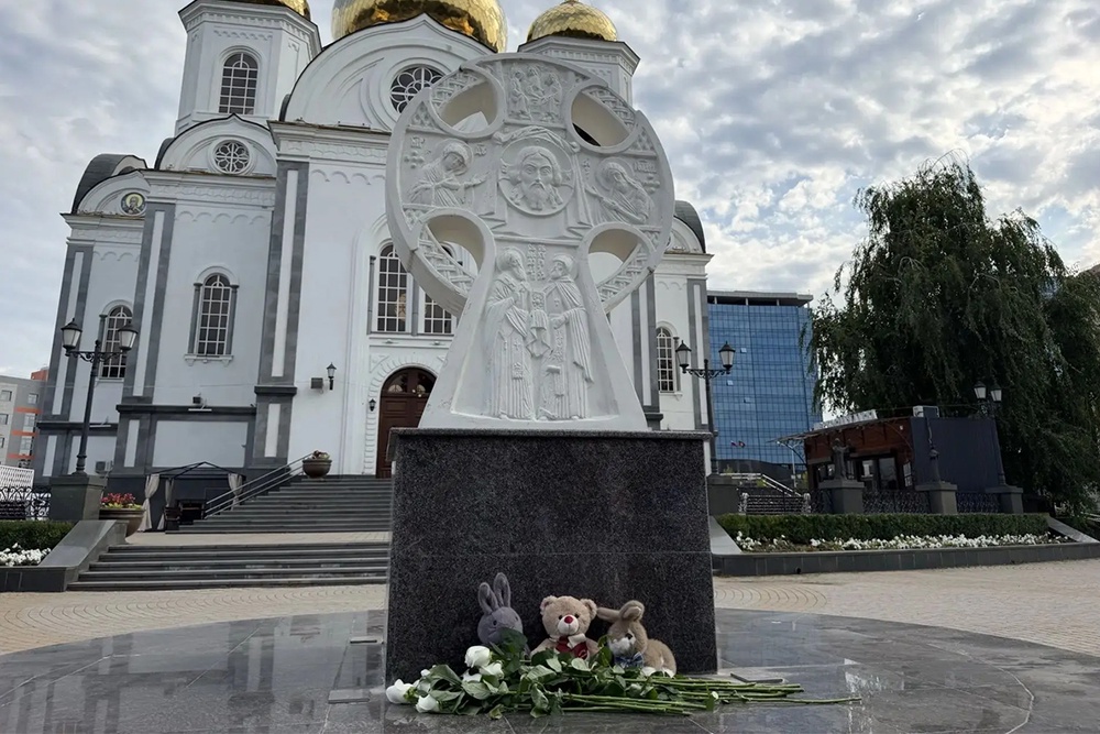 В Краснодаре цветы и игрушки в память о жертвах атаки на Архипо-Осиповку несут к поклонному кресту у собора Александра Невского. В Краснодаре цветы и игрушки в память о жертвах атаки на Архипо-Осиповку несут к поклонному кресту у собора Александра Невского.