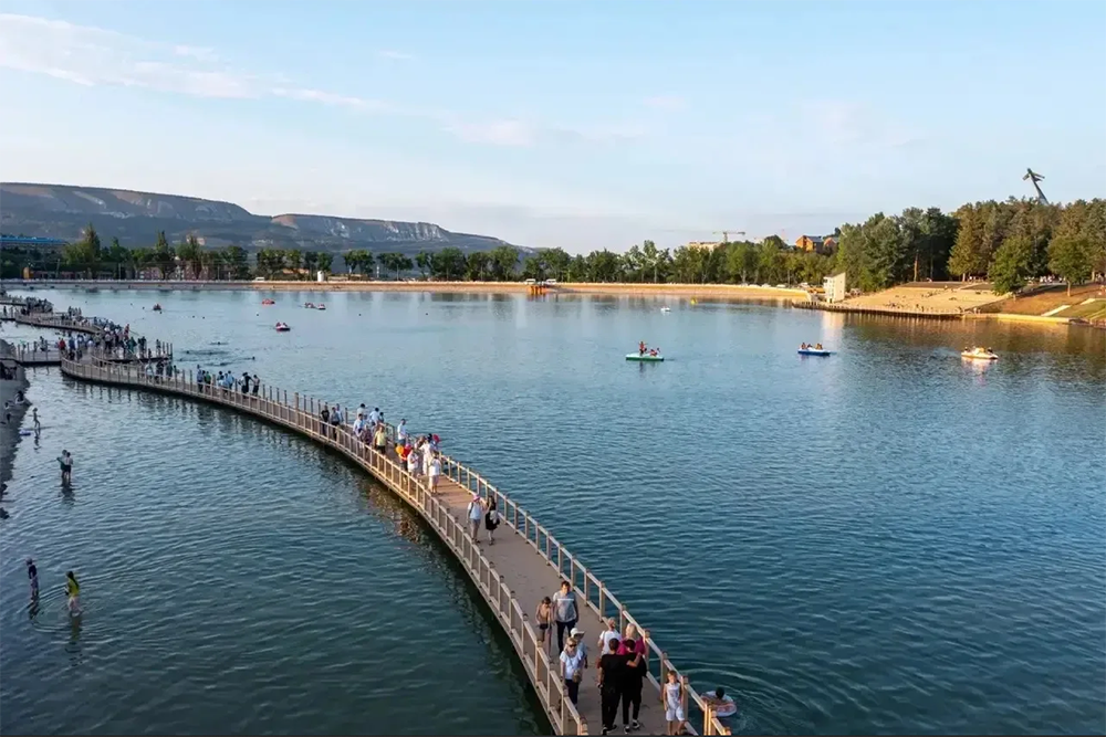 Водоем в Кисловодске известен еще и тем, что здесь построили самый протяженный пирс на Ставрополье - его длина превышает 850 метров.