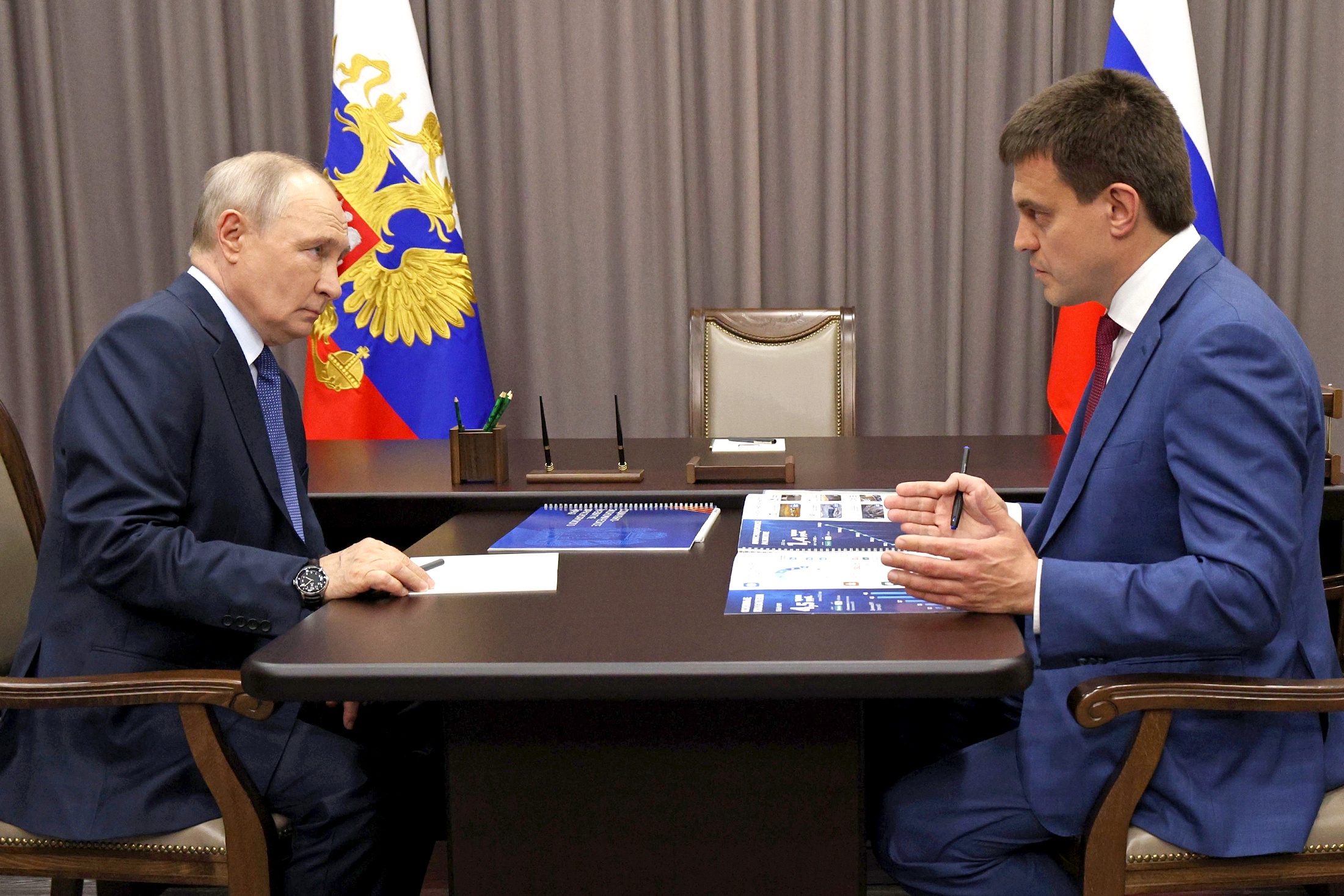 Владимир Путин и губернатор Красноярского края Михаил Котюков во время встречи в Красноярске.