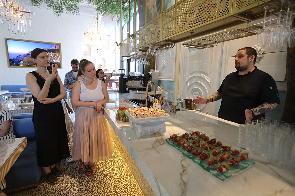 Фишка ресторана "Все есть", вошедшего в подборку, - самые свежие продукты от поставщиков. Фишка ресторана "Все есть", вошедшего в подборку, - самые свежие продукты от поставщиков.
