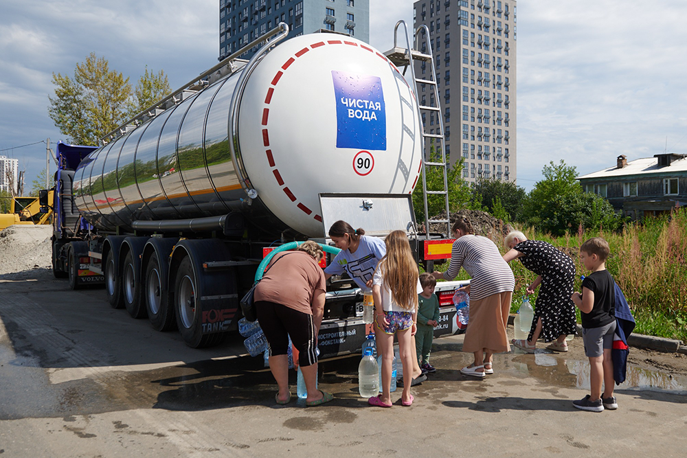 На улицы города выезжают цистерны с водой, набранной из артезианской скважины.