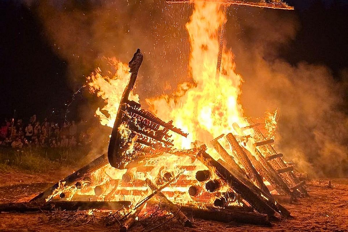Погребальный обряд знатного воина Х века воссоздали в Гнездове. Погребальный обряд знатного воина Х века воссоздали в Гнездове.