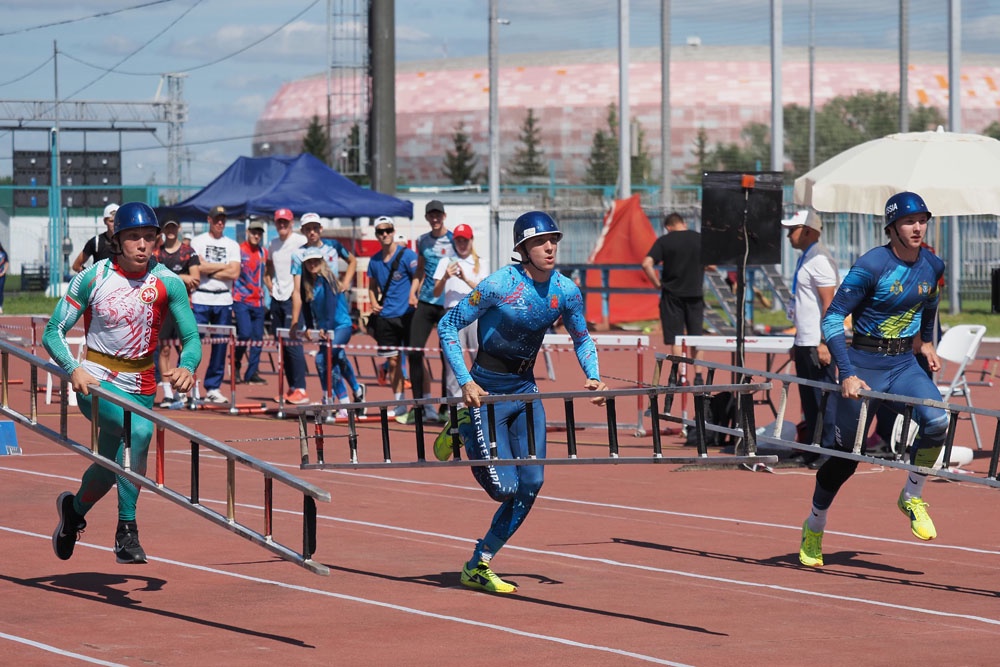 Соревнования максимально приближены к выполнению реальных задач в пожарно-спасательных подразделениях.