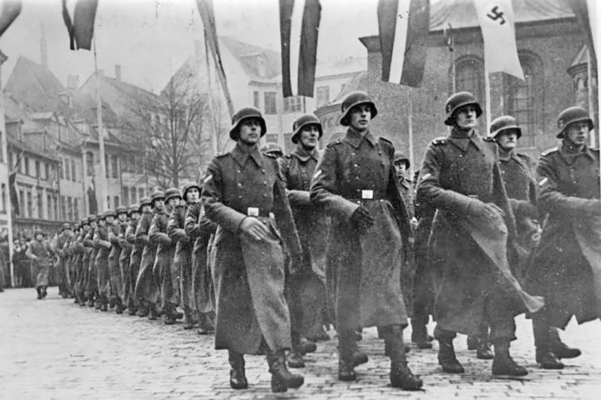 Парад латышских легионеров. Рига, 18 ноября 1943 года. Парад латышских легионеров. Рига, 18 ноября 1943 года.