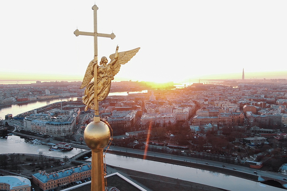 Самый известный ангел Петербурга возвышается над Петропавловским собором.