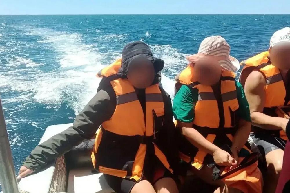 Отдыхающих на сапбордах унесло в море. Им на помощь пришли спасатели. Отдыхающих на сапбордах унесло в море. Им на помощь пришли спасатели.