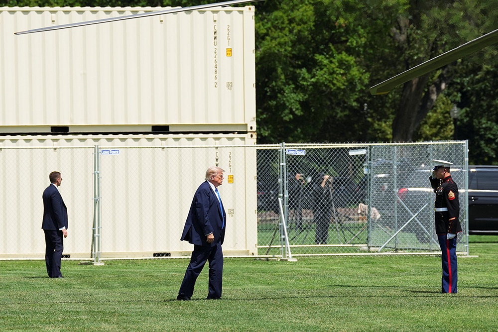 Президент США Дональд Трамп спешит к своему вертолету. Президент США Дональд Трамп спешит к своему вертолету.