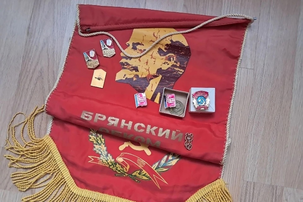 Обнаруженные в тайнике на брянском заводе артефакты времен СССР.