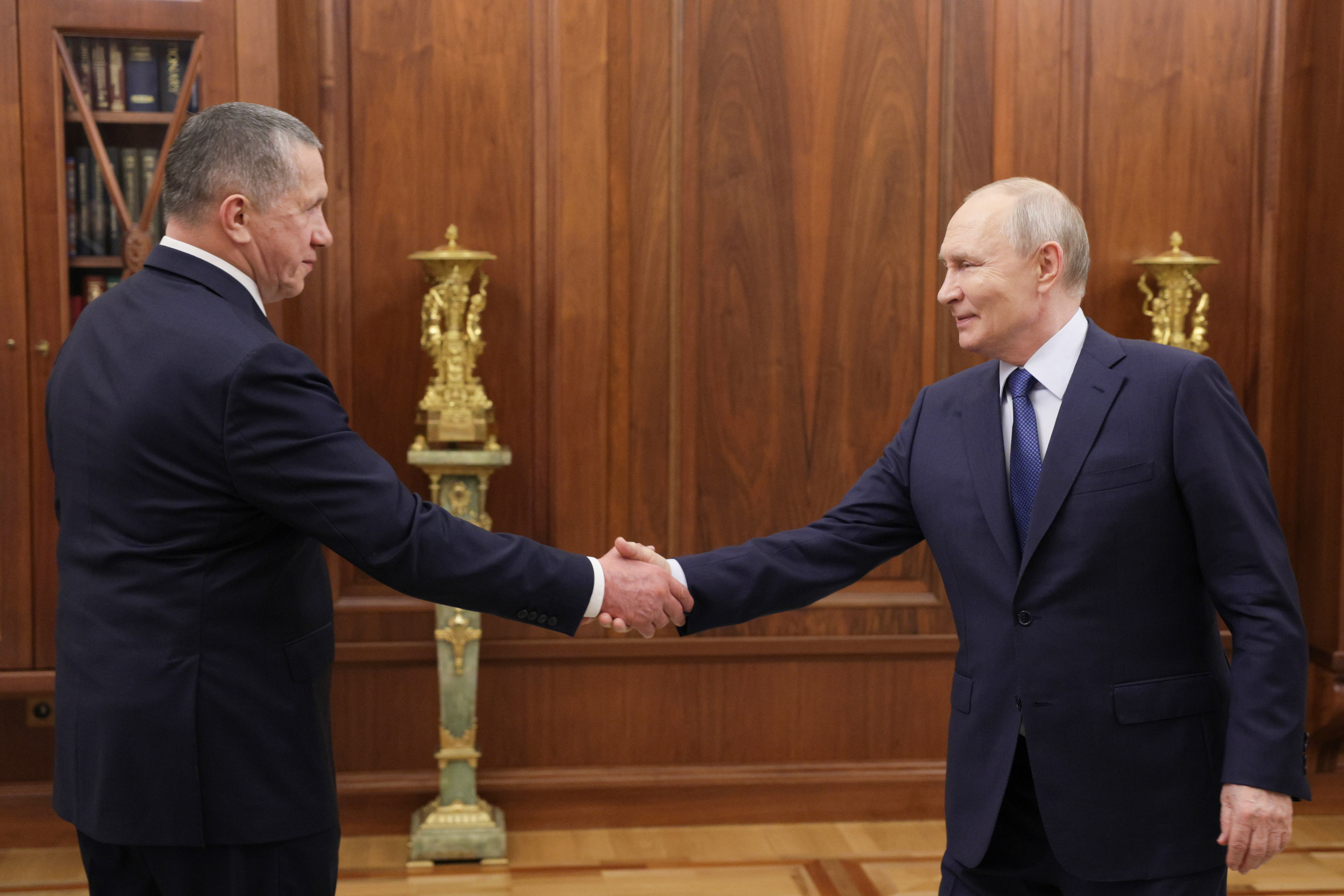 Юрий Трутнев доложил Владимиру Путину в том числе о работе по поддержке СВО.