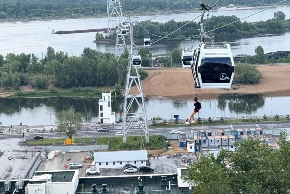 Застрявших на канатной дороге людей альпинисты спускали на берег на тросах