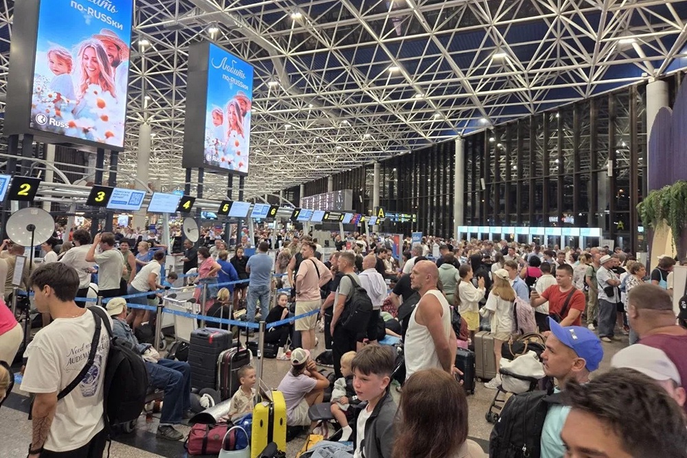 В аэропорту Сочи 6 августа трижды вводили и снимали ограничения на полеты. Из-за этого были задержаны десятки рейсов.