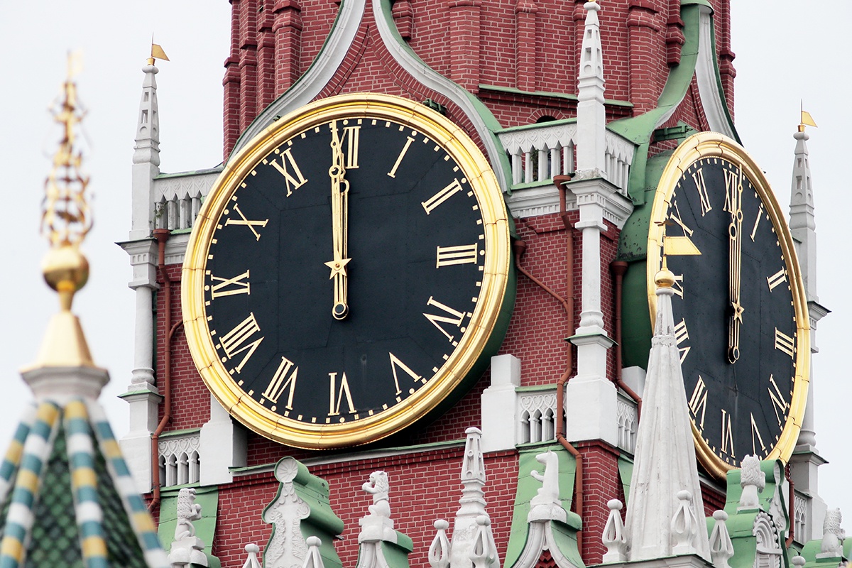 Первые часы на Спасской башне Московского Кремля появились не позже 1585 года