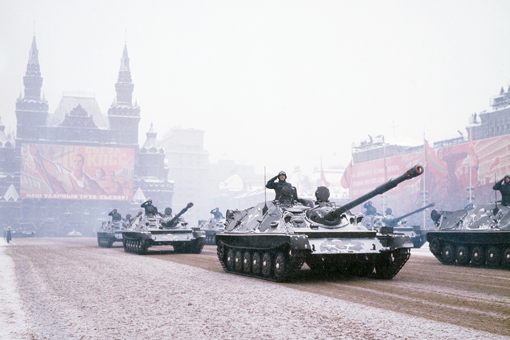 Боевая машина воздушно-десантных войск авиадесантная самоходная артиллерийская установка АСУ-85 во время прохода по Красной площади на военном параде в честь празднования 53-й годовщины Великой Октябрьской социалистической революции. Боевая машина воздушно-десантных войск авиадесантная самоходная артиллерийская установка АСУ-85 во время прохода по Красной площади на военном параде в честь празднования 53-й годовщины Великой Октябрьской социалистической революции.