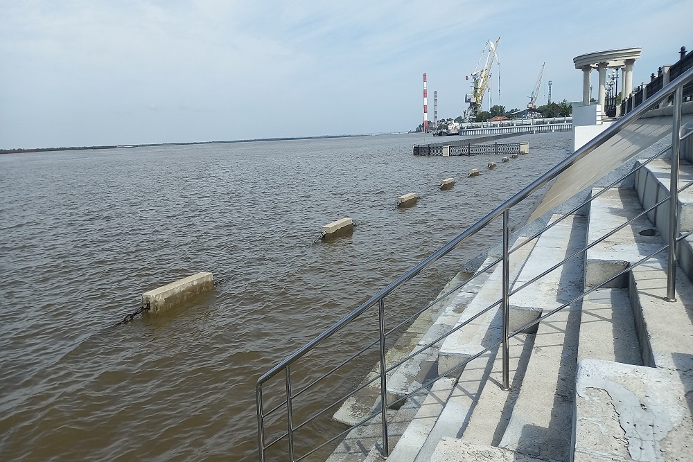 Первым под воду ушел нижний ярус хабаровской набережной.