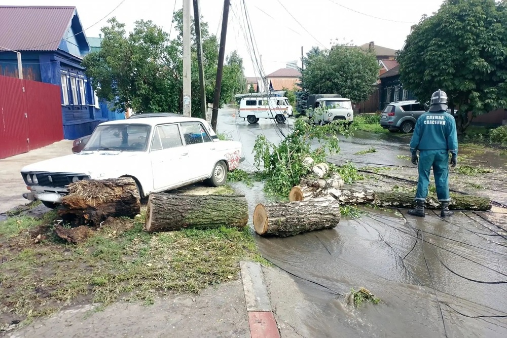 Службы борются с последствиями урагана в Ульяновске Службы борются с последствиями урагана в Ульяновске