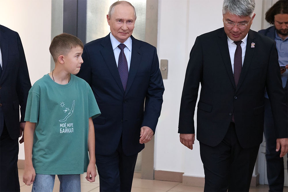 В Бурятии Владимира Путина встретили не только глава республики Алексей Цыденов, но и 13-летний школьник Слава Казекин.