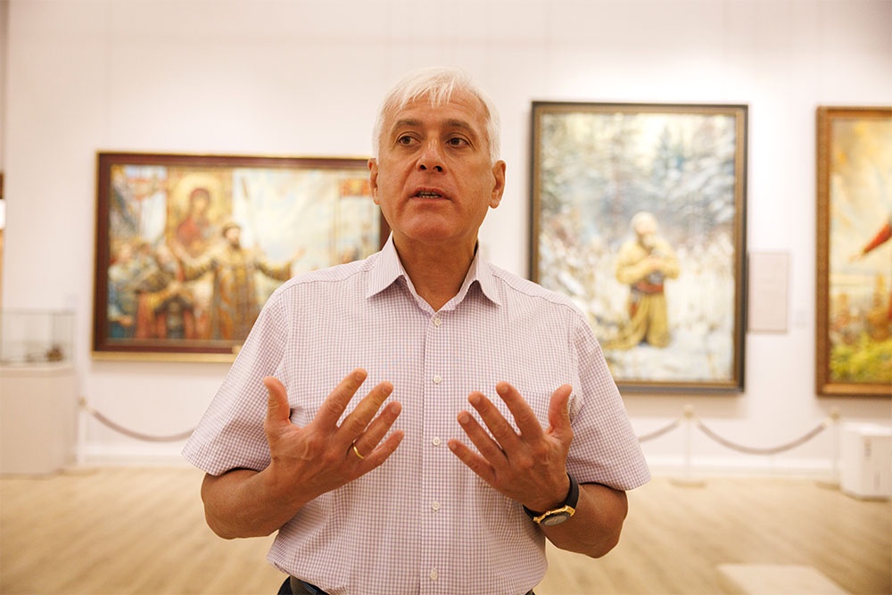 Василий Нестеренко уверен, что все нуждаются в поддержке. И живопись в этом поможет.