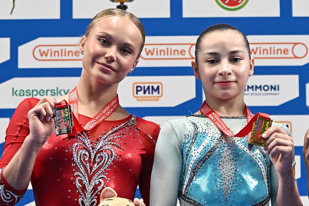 Гимнастки Ангелина Мельникова и Анна Калмыкова. Гимнастки Ангелина Мельникова и Анна Калмыкова.