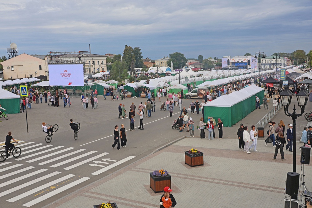 Торговые ряды протянулись на несколько километров.