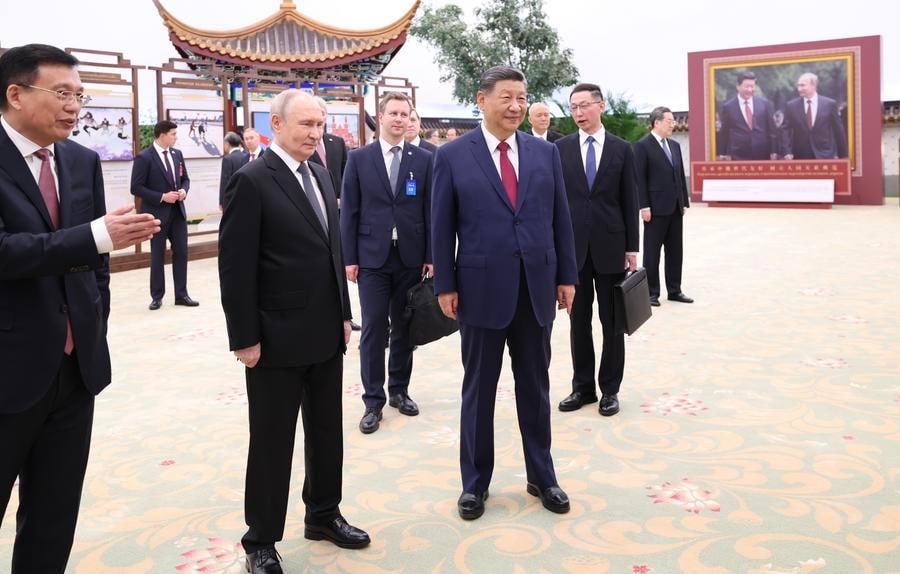 Си Цзиньпин и Владимир Путин посещают фотовыставку в Доме народных собраний в Пекине, посвященную дружбе между двумя странами, 20 мая 2026 года