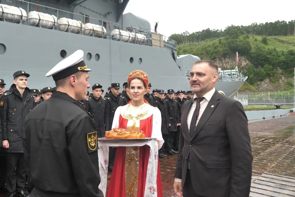 На Камчатке экипаж "Перекопа" встретили хлебом и солью