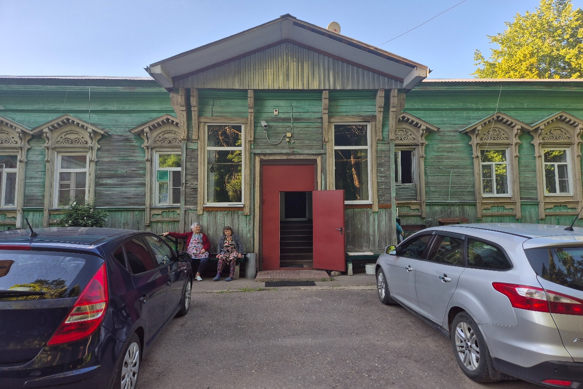 Бывший господский дом стал многоквартирным.