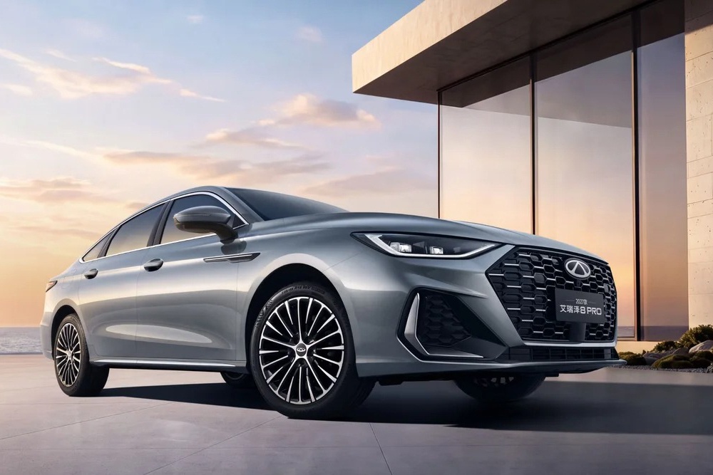 Chery Arrizo 8 Pro отличается от предшественника измененной радиаторной решеткой, переработанным передним бампером, а также оптикой. Chery Arrizo 8 Pro отличается от предшественника измененной радиаторной решеткой, переработанным передним бампером, а также оптикой.