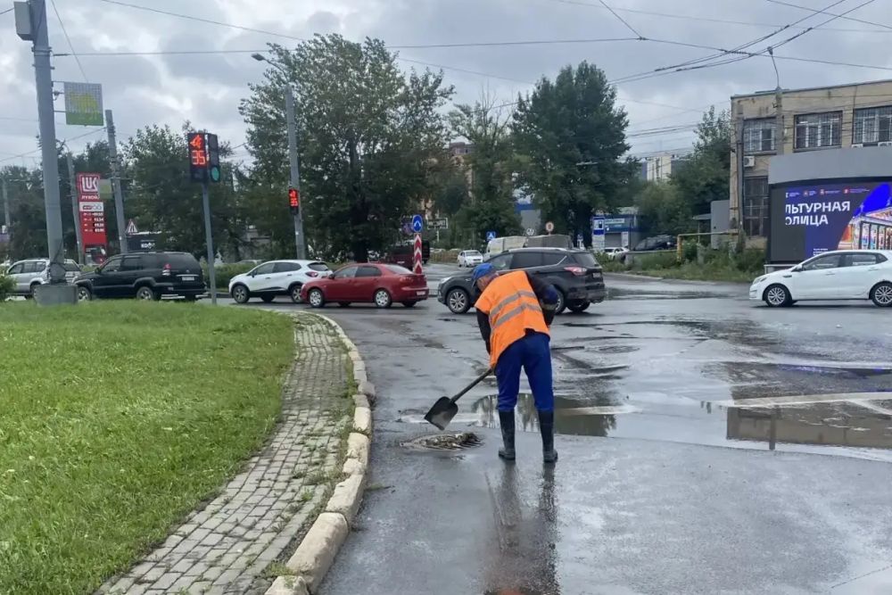 На Челябинск прошедшей ночью обрушилась месячная норма осадков - буквально за несколько часов выпало 60 миллиметров На Челябинск прошедшей ночью обрушилась месячная норма осадков - буквально за несколько часов выпало 60 миллиметров