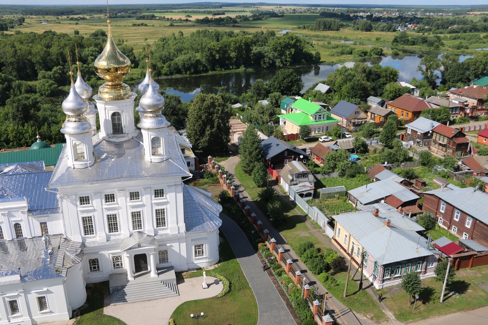 Вид на Воскресенский собор и реку Теза со смотровой площадки колокольни. Вид на Воскресенский собор и реку Теза со смотровой площадки колокольни.