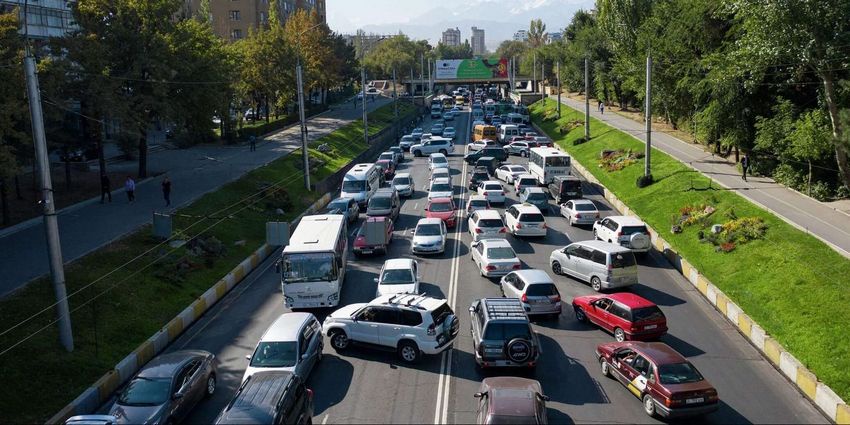 В часы пик движение в городе практически останавливается: автобусы опаздывают, такси дорожает. В часы пик движение в городе практически останавливается: автобусы опаздывают, такси дорожает.