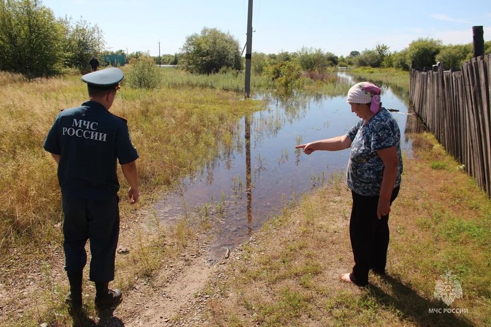 Сотрудники МЧС предупреждают дачников о повышении уровня Амура Сотрудники МЧС предупреждают дачников о повышении уровня Амура