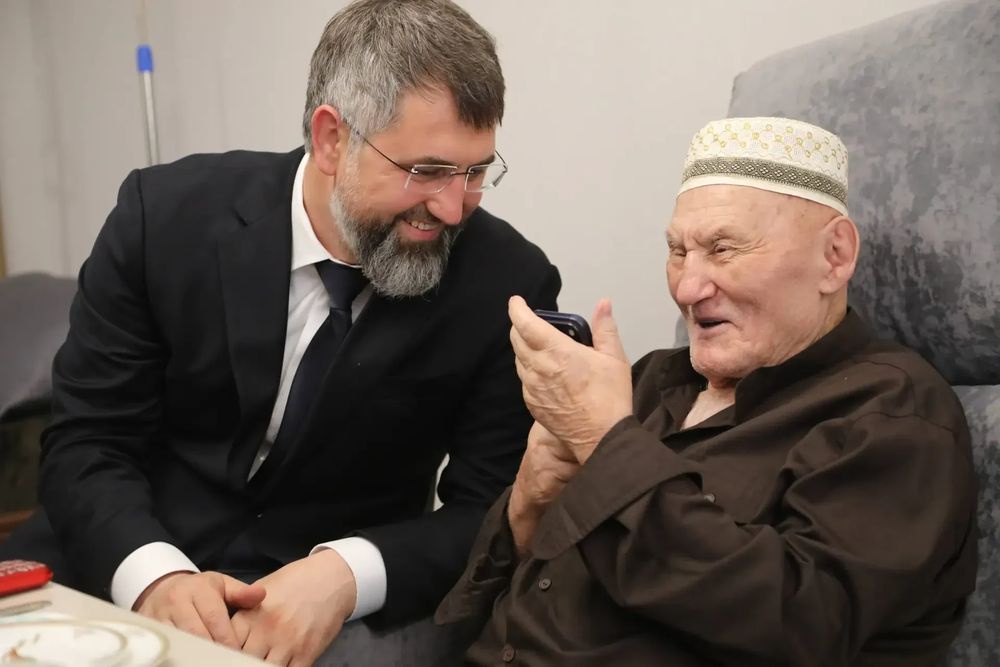Премьер-министр РДМагомед Рамазанов поздравил ветерана Мусу Багаудинова с новосельем и пожелал долгих лет жизни.