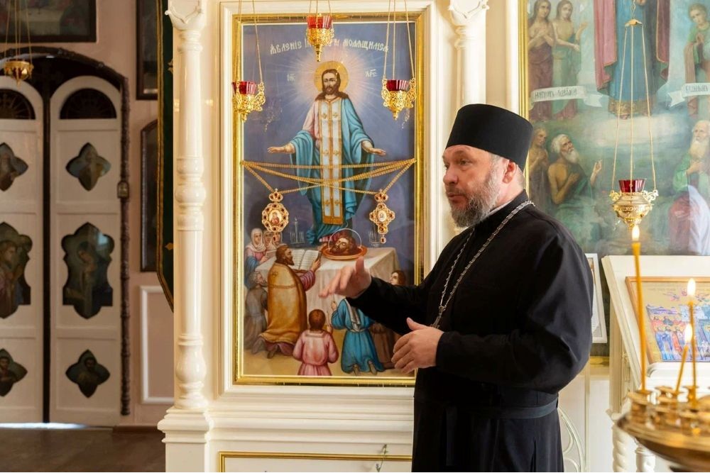 В Крестовоздвиженской церкви Элисты можно увидеть икону, написанную в память о явлении Христа Спасителя на калмыцкую землю 80 лет назад В Крестовоздвиженской церкви Элисты можно увидеть икону, написанную в память о явлении Христа Спасителя на калмыцкую землю 80 лет назад
